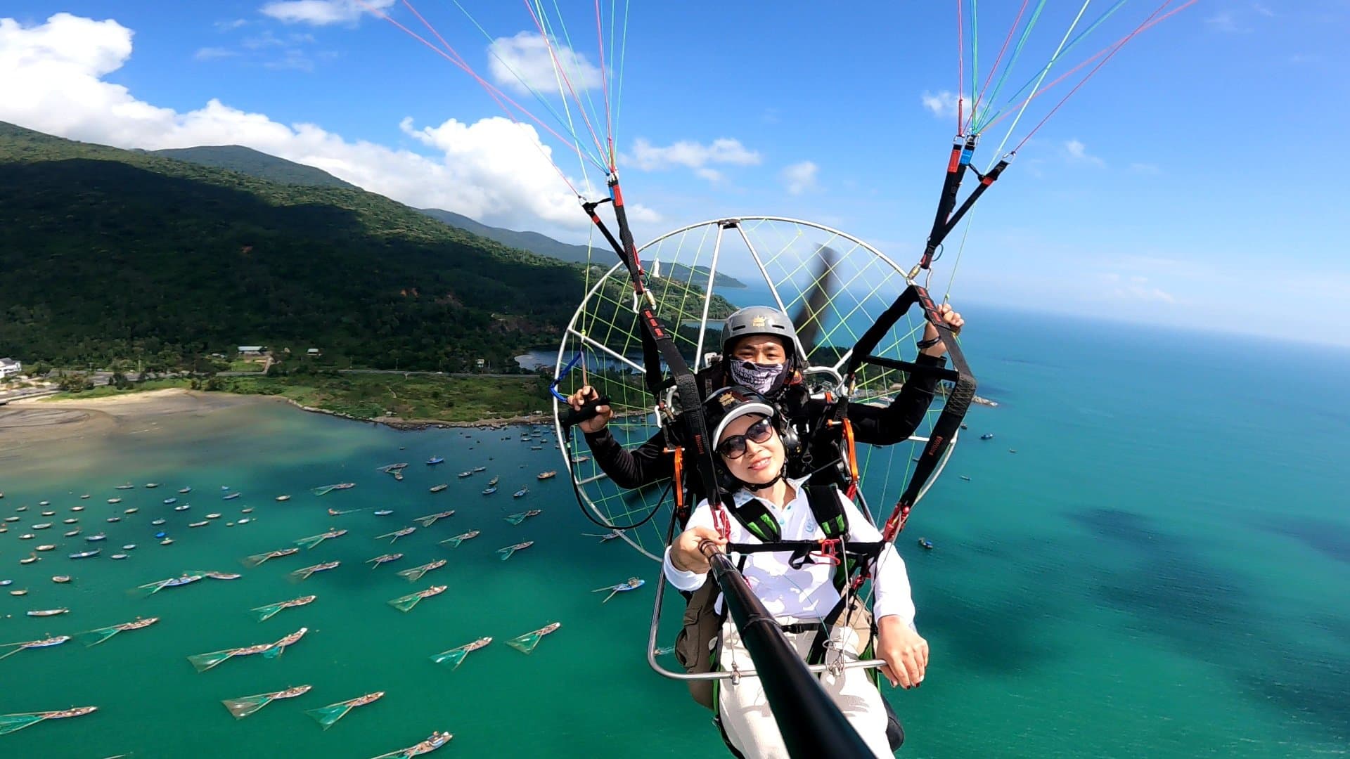 Flying non-motorized paragliding at Son Tra Chess Table Peak, Da Nang