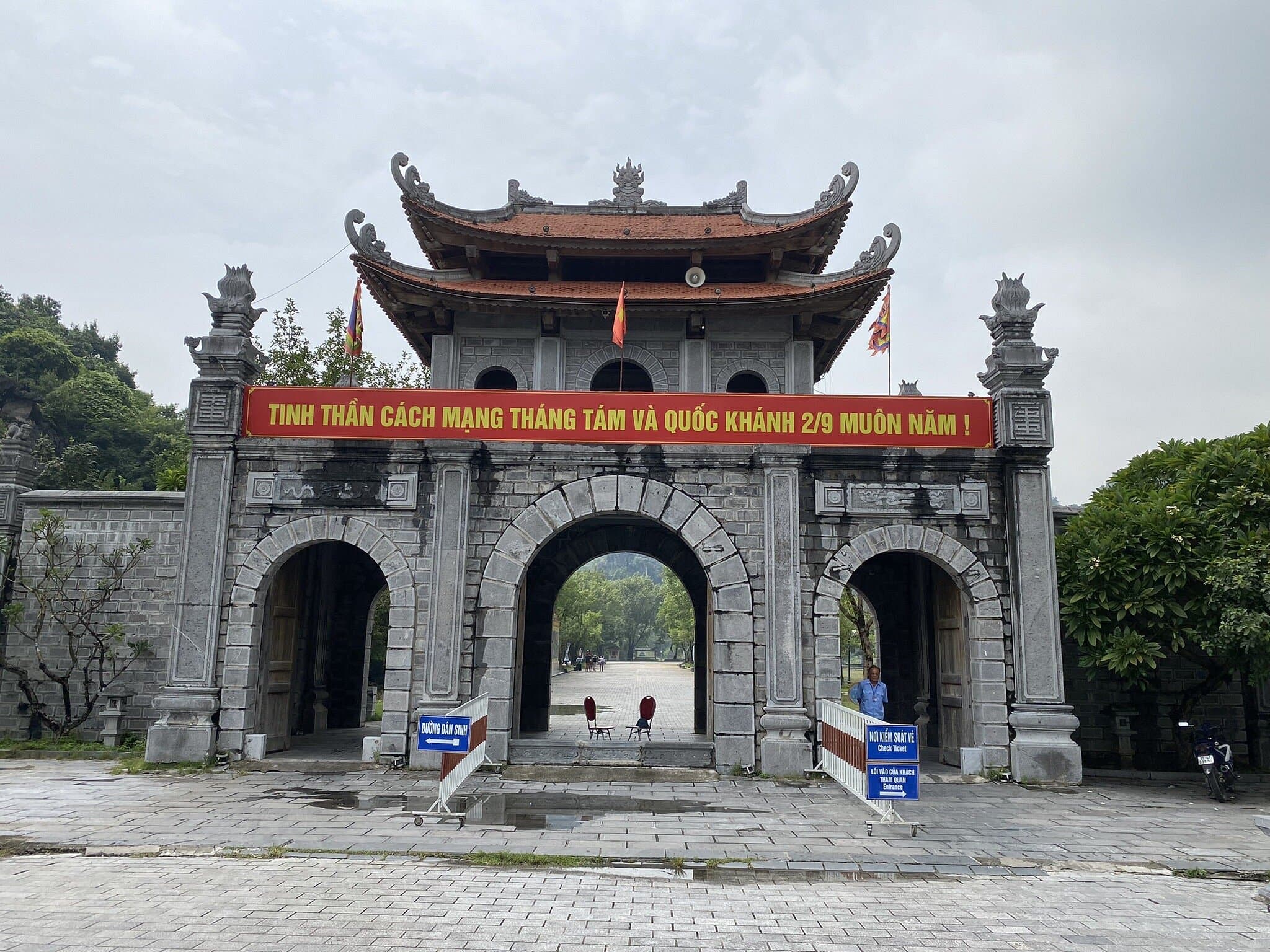 Luxury Ninh Binh Day Tour : Hoa Lu - Tam Coc - Mua Cave small group