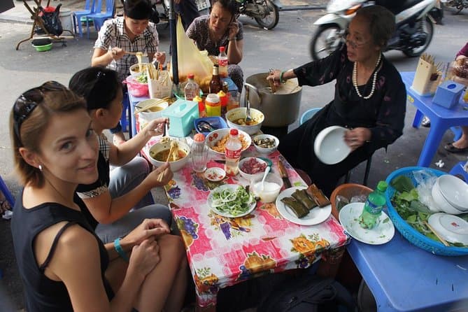 Hanoi Foodie Tour By Walking 3 hours Small Group < 10 pax