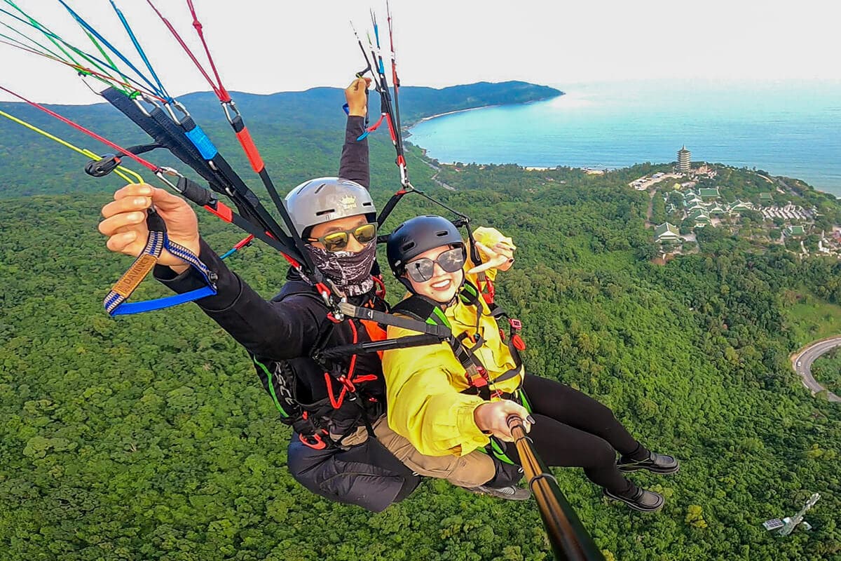 Flying non-motorized paragliding at Son Tra Chess Table Peak, Da Nang