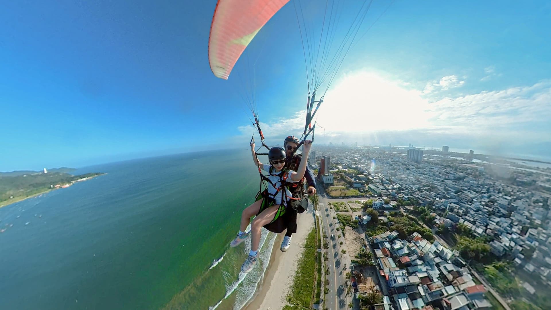 Flying non-motorized paragliding at Son Tra Chess Table Peak, Da Nang