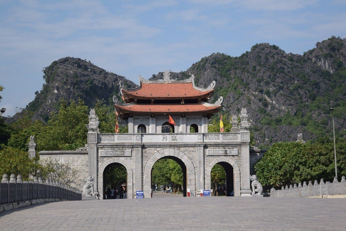 Luxury Ninh Binh Day Tour : Hoa Lu - Tam Coc - Mua Cave small group