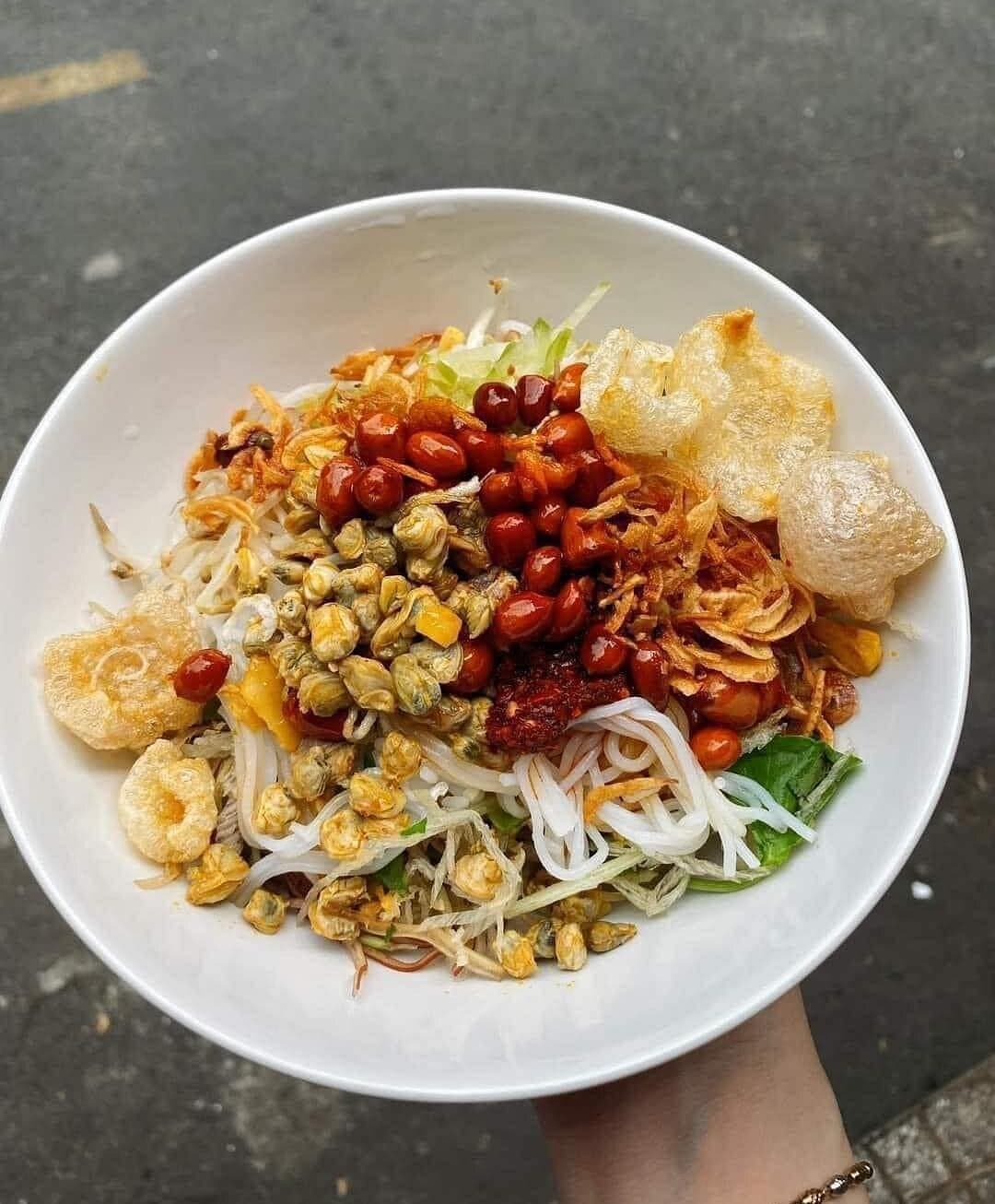 Hue: Night Street Food Tour by E Bike with a Lady Rider
