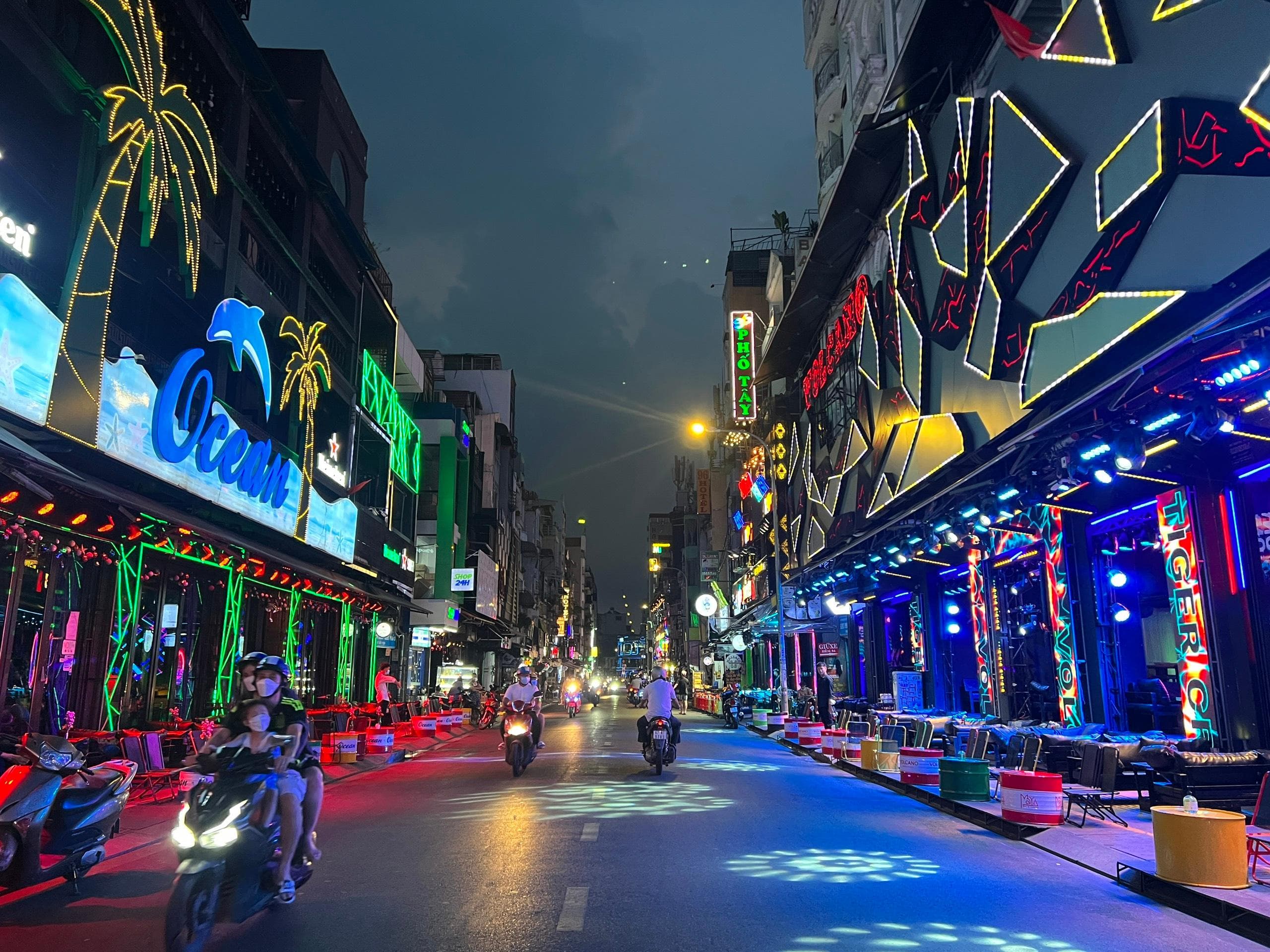 SAIGON AFTER DARK STREET FOOD TOUR