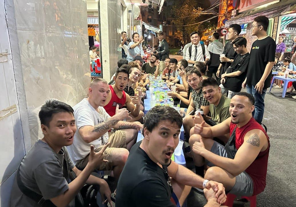 Saigon after dark - Food tours and live music