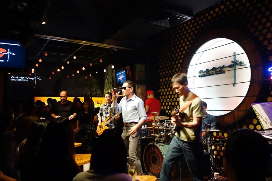 Saigon after dark - Food tours and live music