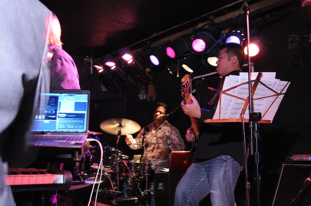 Saigon after dark - Food tours and live music