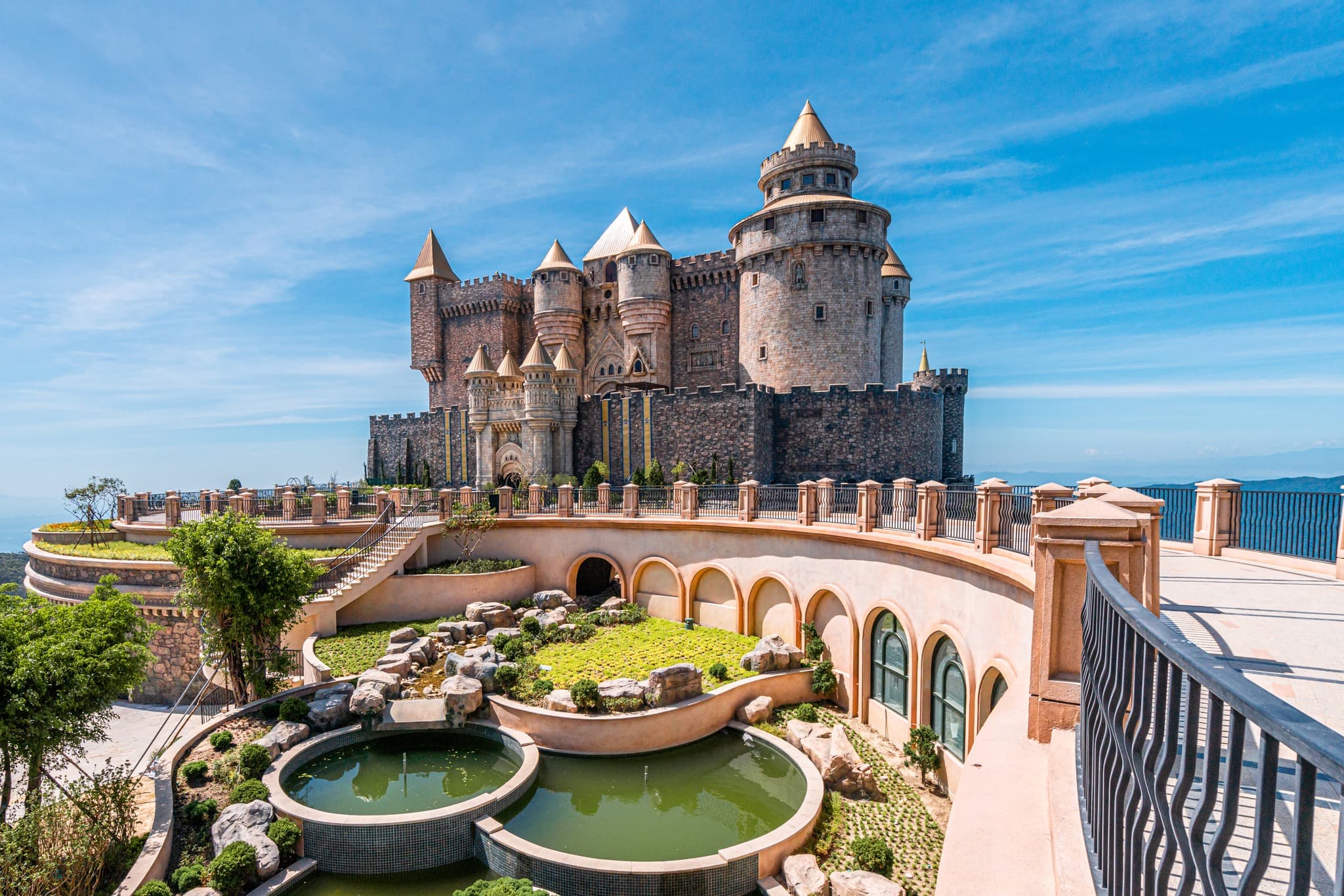 Golden Bridge Bana Hills Full-Day Tour: Small group < 14 pax, Pickup from Danang, Hoian
