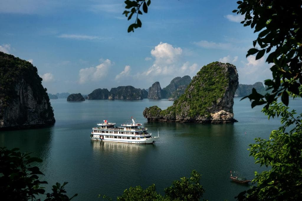 Swan Cruise - Hạ Long Bay – Bai Tu Long Bay