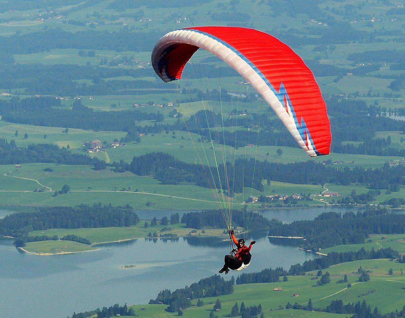 Flying non-motorized paragliding at Son Tra Chess Table Peak, Da Nang